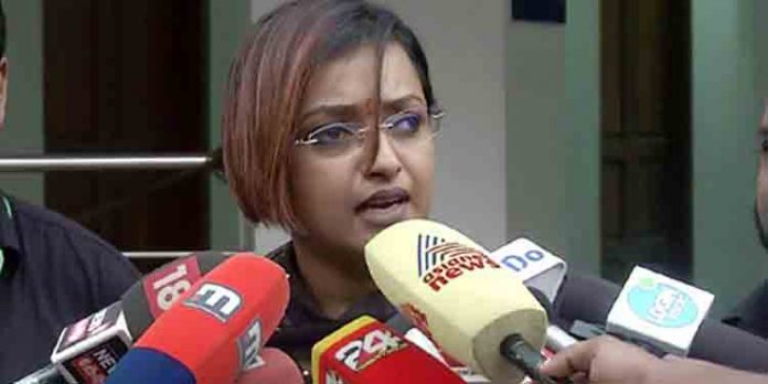 സ്വപ്നയുടെ ചുണ്ടുകള് കൂട്ടി തുന്നാന് സിപിഎം അറസ്റ്റ് ഒരുക്കുന്നു സ്വപ്നയുടെ ചുണ്ടുകള് കൂട്ടി തുന്നാന് സിപിഎം അറസ്റ്റ് ഒരുക്കുന്നു