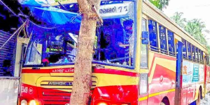 മാനന്തേരിയില് മണിക്കൂറുകളുടെ വ്യത്യാസത്തിലുണ്ടായ രണ്ട് വാഹനാപകടങ്ങളില് 25 ഓളം പേര്ക്ക് പരിക്ക് മാനന്തേരിയില് മണിക്കൂറുകളുടെ വ്യത്യാസത്തിലുണ്ടായ രണ്ട് വാഹനാപകടങ്ങളില് 25 ഓളം പേര്ക്ക് പരിക്ക്