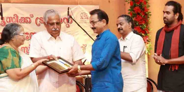 കല്യാണി മ്യൂസിക് ട്രസ്റ്റിന്റെ ഉദ്ഘാടനവും പ്രഥമ ഇ.എസ് മേനോന് സ്മാരക പുരസ്കാരദാനവും നടന്നു കല്യാണി മ്യൂസിക് ട്രസ്റ്റിന്റെ ഉദ്ഘാടനവും പ്രഥമ ഇ.എസ് മേനോന് സ്മാരക പുരസ്കാരദാനവും നടന്നു