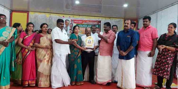 സാംസ്ക്കാരിക നിലയത്തിനായി ഭൂമി വിട്ടു നല്കിയവരെ ആദരിച്ചു സാംസ്ക്കാരിക നിലയത്തിനായി ഭൂമി വിട്ടു നല്കിയവരെ ആദരിച്ചു