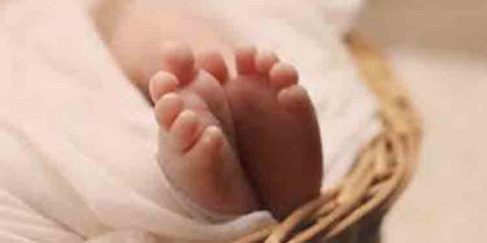 നവജാതശിശുവിനെ വിറ്റ് പണം കൊണ്ട് ഷോപ്പിങ് ; 23കാരിയെ പോലീസ് അറസ്റ്റ് ചെയ്തു നവജാതശിശുവിനെ വിറ്റ് പണം കൊണ്ട് ഷോപ്പിങ് ; 23കാരിയെ പോലീസ് അറസ്റ്റ് ചെയ്തു