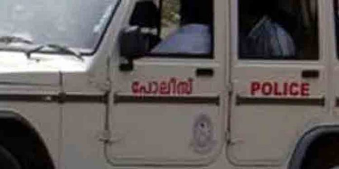 വെട്ടേറ്റ് ചികിത്സയില് കഴിയുന്ന കോളജ് വിദ്യാര്ഥിനിയുടെ ആരോഗ്യനില ഗുരുതരം വെട്ടേറ്റ് ചികിത്സയില് കഴിയുന്ന കോളജ് വിദ്യാര്ഥിനിയുടെ ആരോഗ്യനില ഗുരുതരം