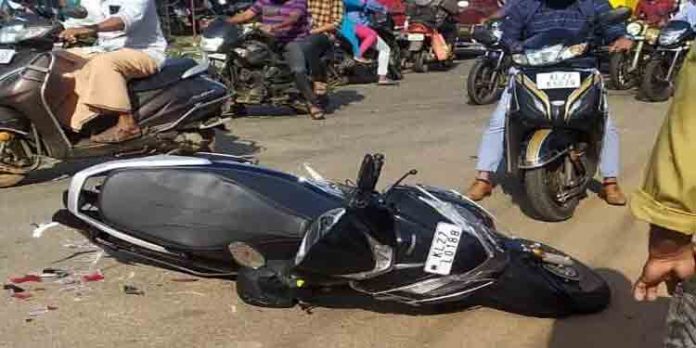 ടിപ്പര് ലോറി സ്കൂട്ടറിലിടിച്ചുണ്ടായ അപകടത്തില് സ്കൂട്ടര് യാത്രികക്ക് ദാരുണാന്ത്യം ടിപ്പര് ലോറി സ്കൂട്ടറിലിടിച്ചുണ്ടായ അപകടത്തില് സ്കൂട്ടര് യാത്രികക്ക് ദാരുണാന്ത്യം