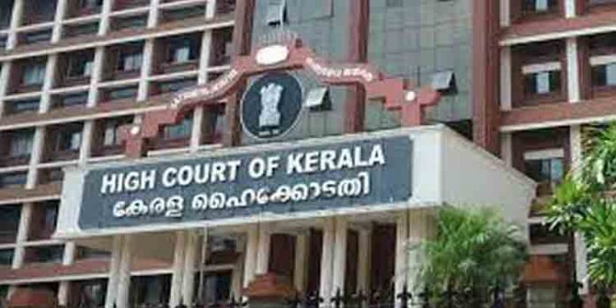 അതിജീവിതയുടെ ഹര്ജി ഹൈക്കോടതി വെള്ളിയാഴ്ചത്തേക്ക് മാറ്റി അതിജീവിതയുടെ ഹര്ജി ഹൈക്കോടതി വെള്ളിയാഴ്ചത്തേക്ക് മാറ്റി