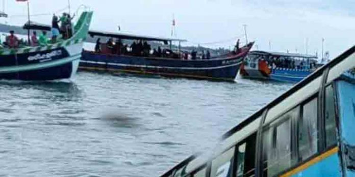 പടിഞ്ഞാറെക്കര അഴിമുഖത്ത് മത്സ്യതൊഴിലാളികളുമായി വന്ന ബസ് പുഴയിലേക്ക് മറിഞ്ഞു പടിഞ്ഞാറെക്കര അഴിമുഖത്ത് മത്സ്യതൊഴിലാളികളുമായി വന്ന ബസ് പുഴയിലേക്ക് മറിഞ്ഞു