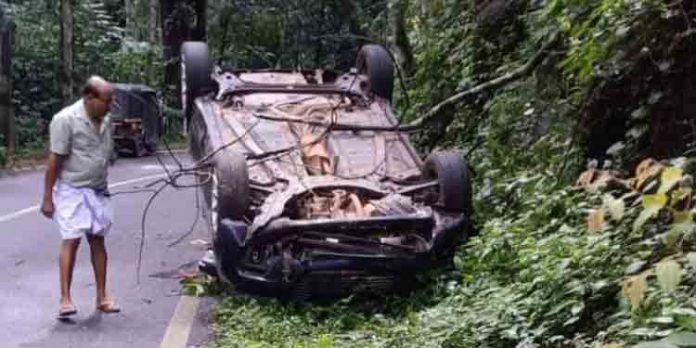 എരുമേലി റാന്നി സംസ്ഥാന പാതയിൽ കാർതലകീഴായി അപകടം എരുമേലി റാന്നി സംസ്ഥാന പാതയിൽ കാർതലകീഴായി അപകടം