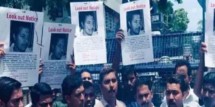 കണ്ണൂരില് പിണറായിക്കെതിരെ ലുക്ക് ഔട്ട് നോട്ടീസ് കണ്ണൂരില് പിണറായിക്കെതിരെ ലുക്ക് ഔട്ട് നോട്ടീസ്