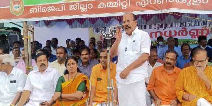 കള്ളക്കടത്തുകാരനെ മുഖ്യമന്ത്രിസ്ഥാനത്തു തുടരാന് അനുവദിക്കില്ല : ബിജെപി കള്ളക്കടത്തുകാരനെ മുഖ്യമന്ത്രിസ്ഥാനത്തു തുടരാന് അനുവദിക്കില്ല : ബിജെപി