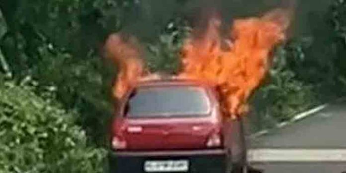 തലയോലപ്പറമ്പില് ഓടിക്കൊണ്ടിരുന്ന കാറിന് തീപ്പിടിച്ചു തലയോലപ്പറമ്പില് ഓടിക്കൊണ്ടിരുന്ന കാറിന് തീപ്പിടിച്ചു