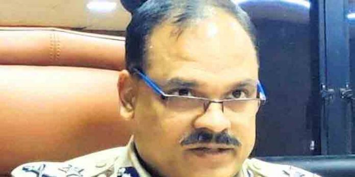 വിജയ് സാക്കറെ ക്രമസമാധാന ചുമതലയുള്ള പദവികളില് നിയമിക്കരുതെന്ന് റിപ്പോര്ട്ടുകള് പൂഴ്ത്തി വിജയ് സാക്കറെ ക്രമസമാധാന ചുമതലയുള്ള പദവികളില് നിയമിക്കരുതെന്ന് റിപ്പോര്ട്ടുകള് പൂഴ്ത്തി