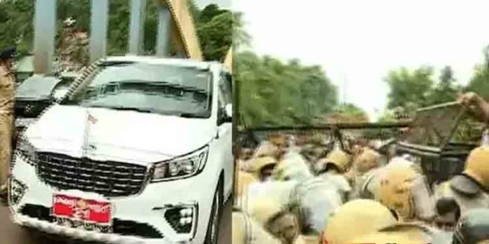 മന്ത്രി വി അബ്ദുറഹ്മാന്റെ വാഹനം യൂത്ത് കോണ്ഗ്രസ് പ്രവര്ത്തകര് തടഞ്ഞു മന്ത്രി വി അബ്ദുറഹ്മാന്റെ വാഹനം യൂത്ത് കോണ്ഗ്രസ് പ്രവര്ത്തകര് തടഞ്ഞു