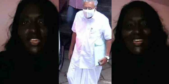 മുഖത്ത് കരി തേച്ച് മുഖ്യമന്ത്രി പിണറായി വിജയനെതിരെ വീട്ടമ്മയുടെ പ്രതിഷേധം മുഖത്ത് കരി തേച്ച് മുഖ്യമന്ത്രി പിണറായി വിജയനെതിരെ വീട്ടമ്മയുടെ പ്രതിഷേധം