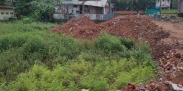 കോന്നിയിൽ വൻ തോതിൽ പാടം നികത്തുന്നു ; കോൺഗ്രസ് കൊടികുത്തി കോന്നിയിൽ വൻ തോതിൽ പാടം നികത്തുന്നു ; കോൺഗ്രസ് കൊടികുത്തി