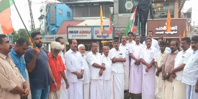 മുഖ്യമന്ത്രിയുടെ രാജിയാവശ്യപ്പെട്ട് കോൺഗ്രസ് പ്രകടനം നടത്തി മുഖ്യമന്ത്രിയുടെ രാജിയാവശ്യപ്പെട്ട് കോൺഗ്രസ് പ്രകടനം നടത്തി