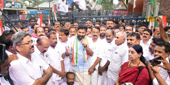 സംസ്ഥാന മുഖ്യമന്ത്രി അധോലോകത്തിന്റെ പിടിയില് : വി.റ്റി ബല്റാം സംസ്ഥാന മുഖ്യമന്ത്രി അധോലോകത്തിന്റെ പിടിയില് : വി.റ്റി ബല്റാം