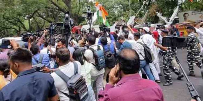 രാഹുല് ഗാന്ധി ഇഡി ഓഫീസിലെത്തി രാഹുല് ഗാന്ധി ഇഡി ഓഫീസിലെത്തി