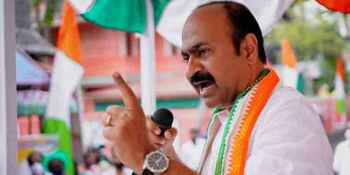 ഞങ്ങളുടെ പ്രവര്ത്തകരെ തെരുവ് ഗുണ്ടകളെ ഉപയോഗിച്ച് ആക്രമിക്കാന് ശ്രമിച്ചാല് പ്രതിരോധിക്കും : വി ഡി സതീശന് ഞങ്ങളുടെ പ്രവര്ത്തകരെ തെരുവ് ഗുണ്ടകളെ ഉപയോഗിച്ച് ആക്രമിക്കാന് ശ്രമിച്ചാല് പ്രതിരോധിക്കും : വി ഡി സതീശന്