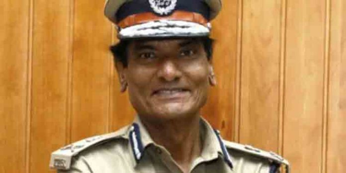 പൊതുജനങ്ങളെ വഴിയില് തടയുന്നില്ലെന്ന് സംസ്ഥാന പോലീസ് മേധാവി പൊതുജനങ്ങളെ വഴിയില് തടയുന്നില്ലെന്ന് സംസ്ഥാന പോലീസ് മേധാവി