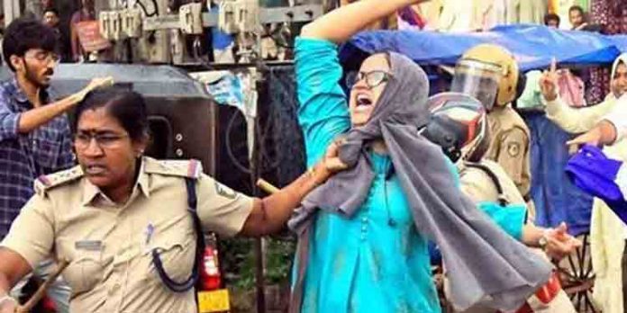 ബുള്ഡോസര് രാജിനെതിരേ പ്രതിഷേധിച്ച ഫ്രറ്റേണിറ്റി പ്രവര്ത്തകര്ക്കെതിരേ പോലീസിന്റെ കിരാത നടപടി ബുള്ഡോസര് രാജിനെതിരേ പ്രതിഷേധിച്ച ഫ്രറ്റേണിറ്റി പ്രവര്ത്തകര്ക്കെതിരേ പോലീസിന്റെ കിരാത നടപടി