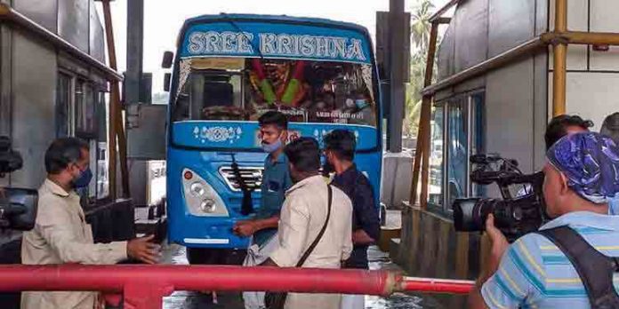 സ്വകാര്യബസുകളില് നിന്നും നാളെ മുതല് ടോള് പിരിക്കുമെന്ന് കരാര് കമ്പനി സ്വകാര്യബസുകളില് നിന്നും നാളെ മുതല് ടോള് പിരിക്കുമെന്ന് കരാര് കമ്പനി