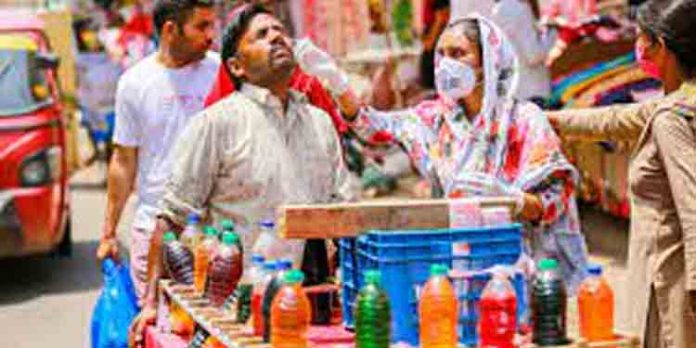 രാജ്യത്ത് കോവിഡ് ബാധിതരായ ആളുകളുടെ എണ്ണത്തില് നേരിയ കുറവ് രാജ്യത്ത് കോവിഡ് ബാധിതരായ ആളുകളുടെ എണ്ണത്തില് നേരിയ കുറവ്