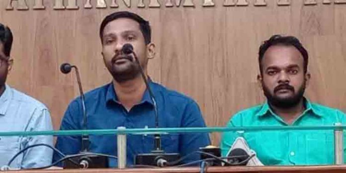 ആര്എസ്എസ് ബാലമന്ദിരങ്ങള് ആയുധപരിശീലന കേന്ദ്രങ്ങളായി മാറുന്നതായി ഡിവൈഎഫ്ഐ ആര്എസ്എസ് ബാലമന്ദിരങ്ങള് ആയുധപരിശീലന കേന്ദ്രങ്ങളായി മാറുന്നതായി ഡിവൈഎഫ്ഐ