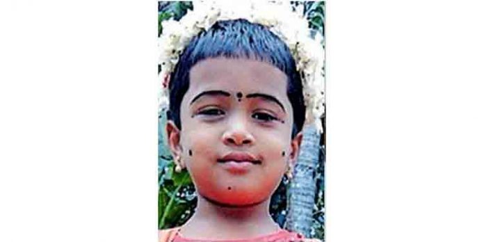 മദ്യപിച്ചെത്തിയ അച്ഛനെ പേടിച്ച് തോട്ടത്തിൽ ഒളിച്ചു ; നാലുവയസുകാരി പാമ്പുകടിയേറ്റു മരിച്ചു മദ്യപിച്ചെത്തിയ അച്ഛനെ പേടിച്ച് തോട്ടത്തിൽ ഒളിച്ചു ; നാലുവയസുകാരി പാമ്പുകടിയേറ്റു മരിച്ചു