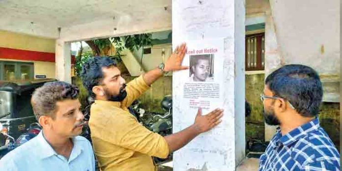 മുഖ്യമന്ത്രിയുടെ ലുക്കൗട്ട് നോട്ടീസ് പഞ്ചായത്ത് ഓഫീസിലും വില്ലേജിലും പതിപ്പിച്ച് യൂത്ത് ലീഗ് പ്രവര്ത്തകര് മുഖ്യമന്ത്രിയുടെ ലുക്കൗട്ട് നോട്ടീസ് പഞ്ചായത്ത് ഓഫീസിലും വില്ലേജിലും പതിപ്പിച്ച് യൂത്ത് ലീഗ് പ്രവര്ത്തകര്