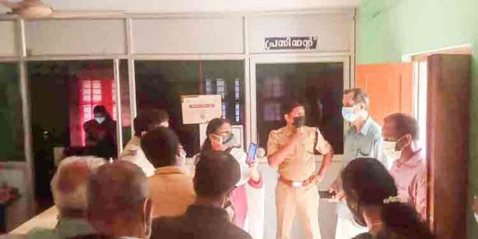 അഡ്മിനിസ്ട്രേറ്റര് ഭരണത്തിലുള്ള കൊറ്റനാട് സര്വിസ് സഹകരണ ബാങ്കില് സമരവുമായി നിക്ഷേപകര് അഡ്മിനിസ്ട്രേറ്റര് ഭരണത്തിലുള്ള കൊറ്റനാട് സര്വിസ് സഹകരണ ബാങ്കില് സമരവുമായി നിക്ഷേപകര്