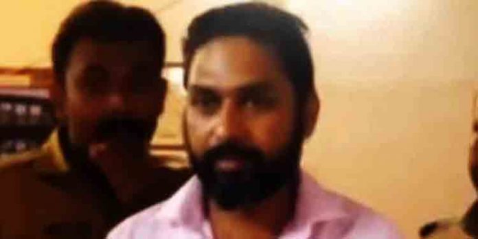 യൂണിഫോമിന് അളവെടുക്കാന് വന്നയാള് പെണ്കുട്ടികളോട് അപമര്യാദയായി പെരുമാറിയതായി പരാതി യൂണിഫോമിന് അളവെടുക്കാന് വന്നയാള് പെണ്കുട്ടികളോട് അപമര്യാദയായി പെരുമാറിയതായി പരാതി