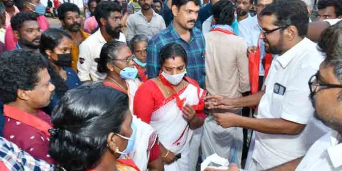 സിപിഎമ്മിന്റെ കിരാത നയം വെറുത്ത് ചെന്നീര്ക്കരയില് നൂറോളം അംഗങ്ങള് സിപിഐയിലേയ്ക്ക് സിപിഎമ്മിന്റെ കിരാത നയം വെറുത്ത് ചെന്നീര്ക്കരയില് നൂറോളം അംഗങ്ങള് സിപിഐയിലേയ്ക്ക്