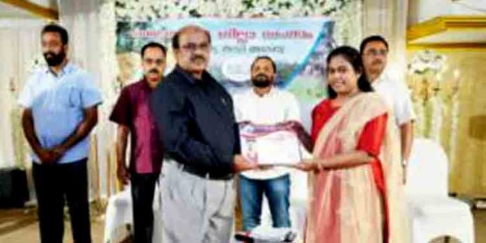 ആരോഗ്യ പ്രവര്ത്തകരെ ഉപഹാരങ്ങള് നല്കി ആദരിച്ചു ആരോഗ്യ പ്രവര്ത്തകരെ ഉപഹാരങ്ങള് നല്കി ആദരിച്ചു