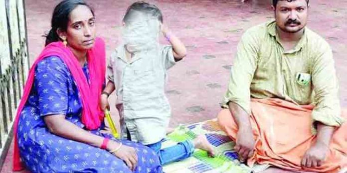 മുന്നറിയിപ്പില്ലാതെ വീട് ജപ്തി ചെയ്തു ; കുടുംബം ഫിനാന്സ് ഉടമയുടെ വീട്ടുപടിക്കല് സമരം ആരംഭിച്ചു മുന്നറിയിപ്പില്ലാതെ വീട് ജപ്തി ചെയ്തു ; കുടുംബം ഫിനാന്സ് ഉടമയുടെ വീട്ടുപടിക്കല് സമരം ആരംഭിച്ചു