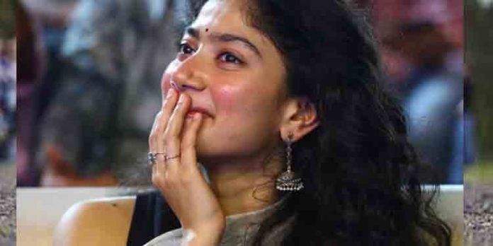 കശ്മീരി പണ്ഡിറ്റുകളുടെ പലായനവുമായി ബന്ധപ്പെട്ട പരാമര്ശം ; സായ് പല്ലവിയ്ക്കെതിരെ പോലീസ് കേസെടുത്തു കശ്മീരി പണ്ഡിറ്റുകളുടെ പലായനവുമായി ബന്ധപ്പെട്ട പരാമര്ശം ; സായ് പല്ലവിയ്ക്കെതിരെ പോലീസ് കേസെടുത്തു