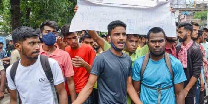 സൈനിക നിയമനങ്ങൾ അഗ്നിപഥ് വഴി ആക്കിയതോടെ കേരളത്തിൽ രണ്ടായിരത്തിലേറെ ഉദ്യോഗാർത്ഥികളുടെ കാര്യം അനിശ്ചിതത്വത്തിലായി സൈനിക നിയമനങ്ങൾ അഗ്നിപഥ് വഴി ആക്കിയതോടെ കേരളത്തിൽ രണ്ടായിരത്തിലേറെ ഉദ്യോഗാർത്ഥികളുടെ കാര്യം അനിശ്ചിതത്വത്തിലായി
