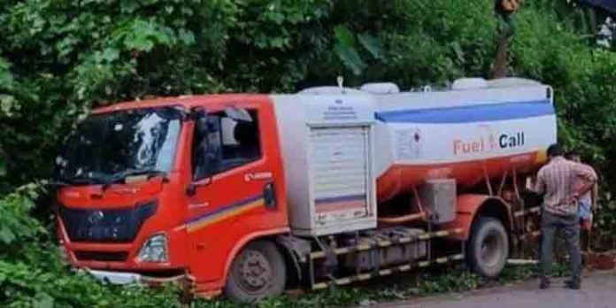 നിയന്ത്രണംവിട്ട ടാങ്കർ ലോറി മൺതിട്ടയിലിടിച്ചു ; അപകടം ഒഴിവായത് തലനാരിഴയ്ക്ക് നിയന്ത്രണംവിട്ട ടാങ്കർ ലോറി മൺതിട്ടയിലിടിച്ചു ; അപകടം ഒഴിവായത് തലനാരിഴയ്ക്ക്