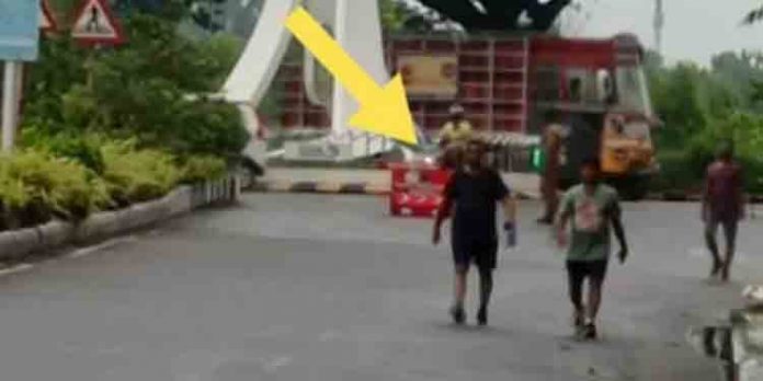 മോണിംഗ് വാക്കിനായി റോഡ് ബ്ലോക്ക് ചെയ്തു ; പോലീസ് ഉദ്യോഗസ്ഥന് കാരണം കാണിക്കല് നോട്ടീസ് മോണിംഗ് വാക്കിനായി റോഡ് ബ്ലോക്ക് ചെയ്തു ; പോലീസ് ഉദ്യോഗസ്ഥന് കാരണം കാണിക്കല് നോട്ടീസ്