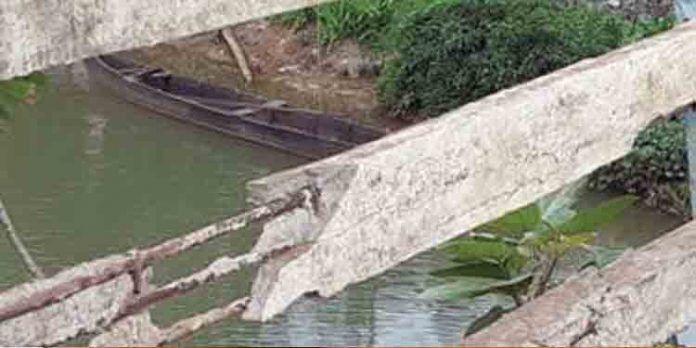 കൈവരി തകര്ന്നു ; അപകട കെണിയൊരുക്കി പെരിങ്ങത്തൂര് പാലം കൈവരി തകര്ന്നു ; അപകട കെണിയൊരുക്കി പെരിങ്ങത്തൂര് പാലം