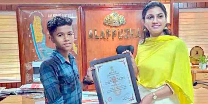 മുത്തശ്ശിയെ മരണത്തില് നിന്ന് ജീവിതത്തിലേക്ക് പിടിച്ചുയര്ത്തിയ റോജിനെത്തേടി ജീവന്രക്ഷാപഥക് മുത്തശ്ശിയെ മരണത്തില് നിന്ന് ജീവിതത്തിലേക്ക് പിടിച്ചുയര്ത്തിയ റോജിനെത്തേടി ജീവന്രക്ഷാപഥക്