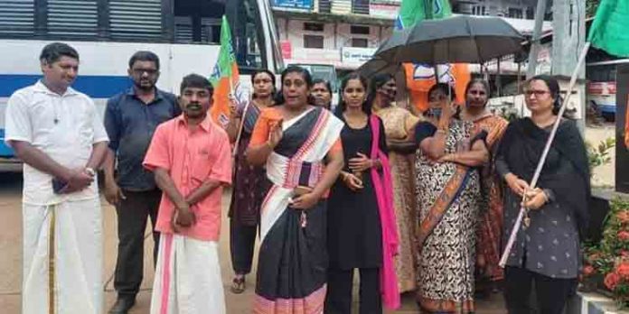 സ്വർണ്ണക്കടത്ത് : മുഖ്യമന്ത്രി രാജി വയ്ക്കണം മഹിള മോർച്ച പ്രതിഷേധ ധർണ സ്വർണ്ണക്കടത്ത് : മുഖ്യമന്ത്രി രാജി വയ്ക്കണം മഹിള മോർച്ച പ്രതിഷേധ ധർണ