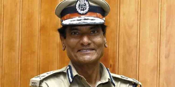തിങ്കളാഴ്ച ഭാരത് ബന്ദ് ; വ്യാപാരസ്ഥാപനങ്ങള് നിര്ബന്ധപൂര്വ്വം അടപ്പിക്കുന്നവരെയും അറസ്റ്റ് ചെയ്ത് നിയമനടപടി സ്വീകരിക്കും : സംസ്ഥാന പോലീസ് മേധാവി തിങ്കളാഴ്ച ഭാരത് ബന്ദ് ; വ്യാപാരസ്ഥാപനങ്ങള് നിര്ബന്ധപൂര്വ്വം അടപ്പിക്കുന്നവരെയും അറസ്റ്റ് ചെയ്ത് നിയമനടപടി സ്വീകരിക്കും : സംസ്ഥാന പോലീസ് മേധാവി