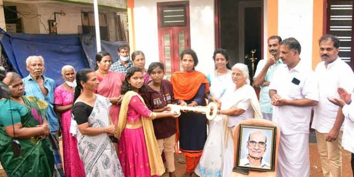 ഡോ.എം.എസ് സുനിലിന്റെ 249-മത് സ്നേഹഭവനം വിധവയായ അനിതക്കും മക്കൾക്കും ഡോ.എം.എസ് സുനിലിന്റെ 249-മത് സ്നേഹഭവനം വിധവയായ അനിതക്കും മക്കൾക്കും
