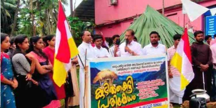 ബഫർ സോൺ ഉത്തരവ് : കണിച്ചാറിൽ കുടിൽകെട്ടി പ്രതിഷേധം ബഫർ സോൺ ഉത്തരവ് : കണിച്ചാറിൽ കുടിൽകെട്ടി പ്രതിഷേധം
