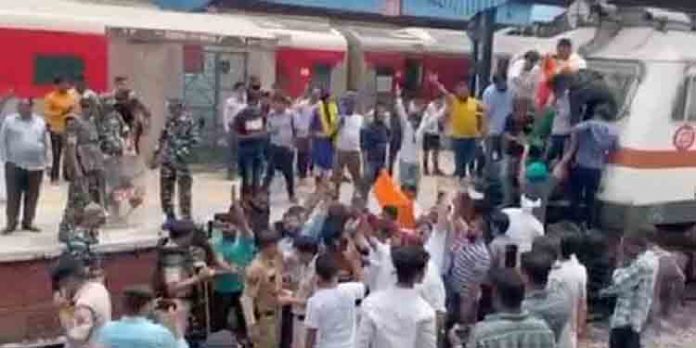 അഗ്നിപഥിനെതിരെ പ്രതിഷേധം : യൂത്ത് കോണ്ഗ്രസ്സ് പ്രവര്ത്തകര് ട്രെയിന് തടഞ്ഞു അഗ്നിപഥിനെതിരെ പ്രതിഷേധം : യൂത്ത് കോണ്ഗ്രസ്സ് പ്രവര്ത്തകര് ട്രെയിന് തടഞ്ഞു