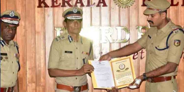 വാൾ വീശി ആക്രമിച്ചയാളെ സാഹസികമായി കീഴടക്കിയ എസ്ഐ അരുണിന് ആദരം വാൾ വീശി ആക്രമിച്ചയാളെ സാഹസികമായി കീഴടക്കിയ എസ്ഐ അരുണിന് ആദരം