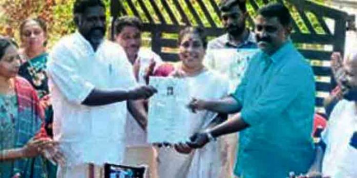 അങ്കണവാടി ഒരുക്കാനായി സ്വന്തം സ്ഥലം സൗജന്യമായി നല്കി വീട്ടമ്മ അങ്കണവാടി ഒരുക്കാനായി സ്വന്തം സ്ഥലം സൗജന്യമായി നല്കി വീട്ടമ്മ