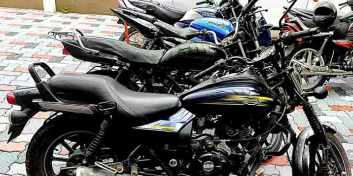 ബൈക്ക് മോഷണ കേസില് പ്രായപൂര്ത്തിയാകാത്ത വിദ്യാര്ഥികള് പോലീസിന്റെ പിടിയില് ബൈക്ക് മോഷണ കേസില് പ്രായപൂര്ത്തിയാകാത്ത വിദ്യാര്ഥികള് പോലീസിന്റെ പിടിയില്