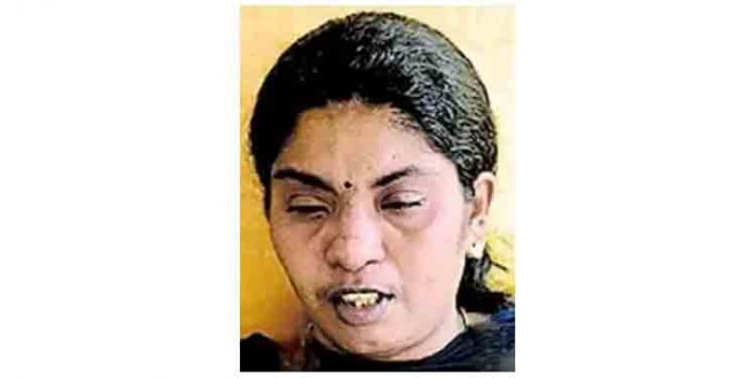 77 ലിറ്റർ വിദേശമദ്യവും 500 ഗ്രാം ചന്ദനവുമായി യുവതി പിടിയിൽ 77 ലിറ്റർ വിദേശമദ്യവും 500 ഗ്രാം ചന്ദനവുമായി യുവതി പിടിയിൽ