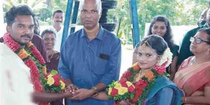 സ്വന്തം മകളെ പോലെ നോക്കി വളര്ത്തിയവളുടെ വിവാഹത്തിന് മുണ്ടും ഷര്ട്ടുമണിഞ്ഞ് പള്ളീലച്ചന് അമ്പലത്തിലെത്തി സ്വന്തം മകളെ പോലെ നോക്കി വളര്ത്തിയവളുടെ വിവാഹത്തിന് മുണ്ടും ഷര്ട്ടുമണിഞ്ഞ് പള്ളീലച്ചന് അമ്പലത്തിലെത്തി