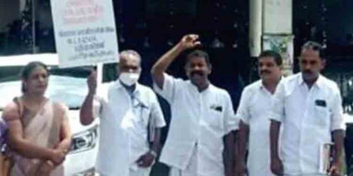 എംഎല്എമാരെ ക്ഷണിച്ചില്ല ; യു.ഡി.എഫ് കൗണ്സിലര്മാര് സെമിനാര് ബഹിഷ്കരിച്ച് ധര്ണ നടത്തി എംഎല്എമാരെ ക്ഷണിച്ചില്ല ; യു.ഡി.എഫ് കൗണ്സിലര്മാര് സെമിനാര് ബഹിഷ്കരിച്ച് ധര്ണ നടത്തി